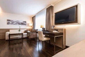 Kamar Double Bisnis | Seprai antialergi, brankas, dan didekorasi berbeda-beda
