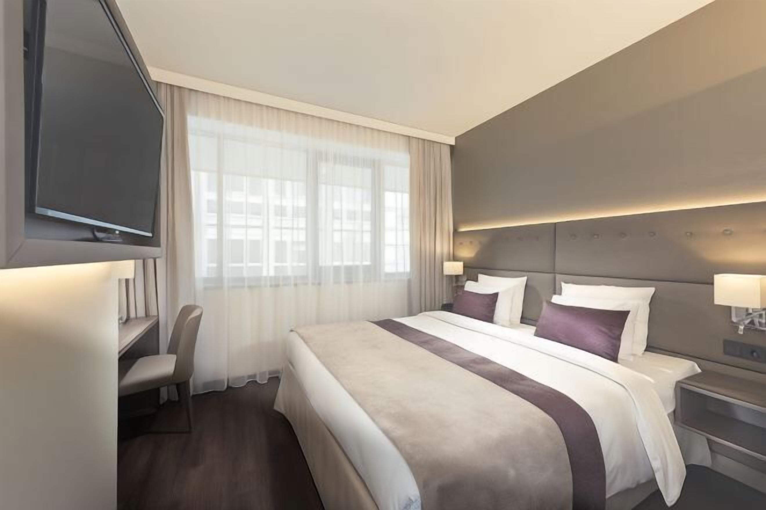 Ropa de cama hipoalergénica y caja de seguridad en la habitación 