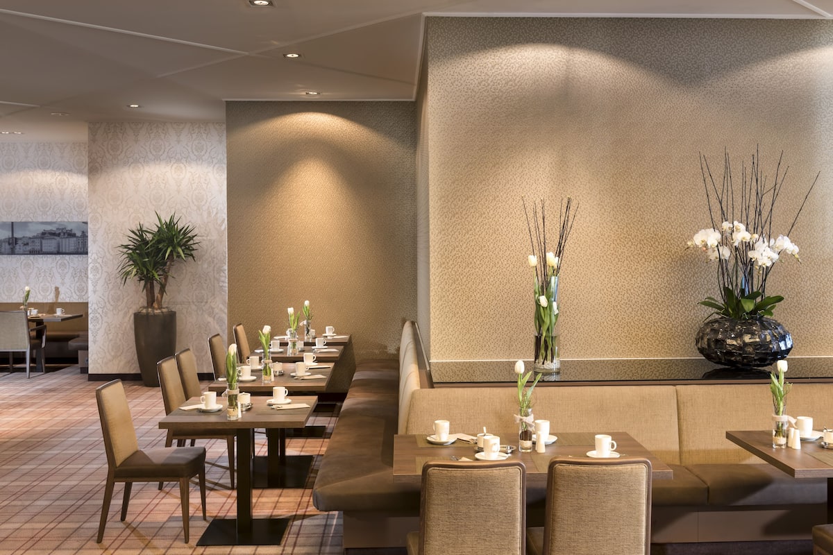 Business Suite, 1 King Bed with Sofa bed (1-3 Persons) | Restaurant | Breakfast served, al fresco dining