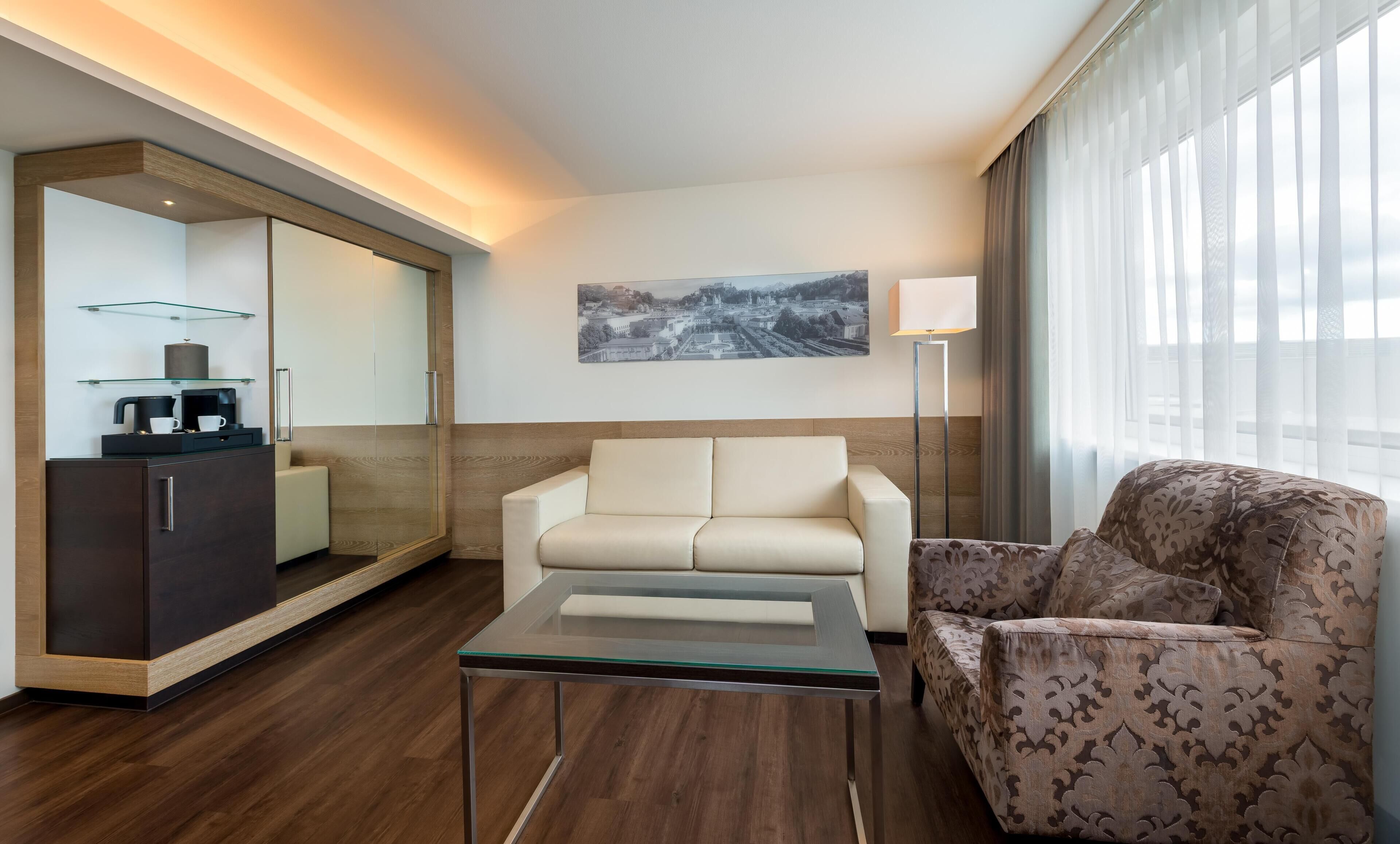 Executive Room | Hypo-allergenic bedding available, in-room safe, desk, laptop workspace