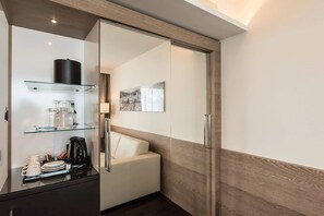 Executive Room | Hypo-allergenic bedding, in-room safe, individually decorated