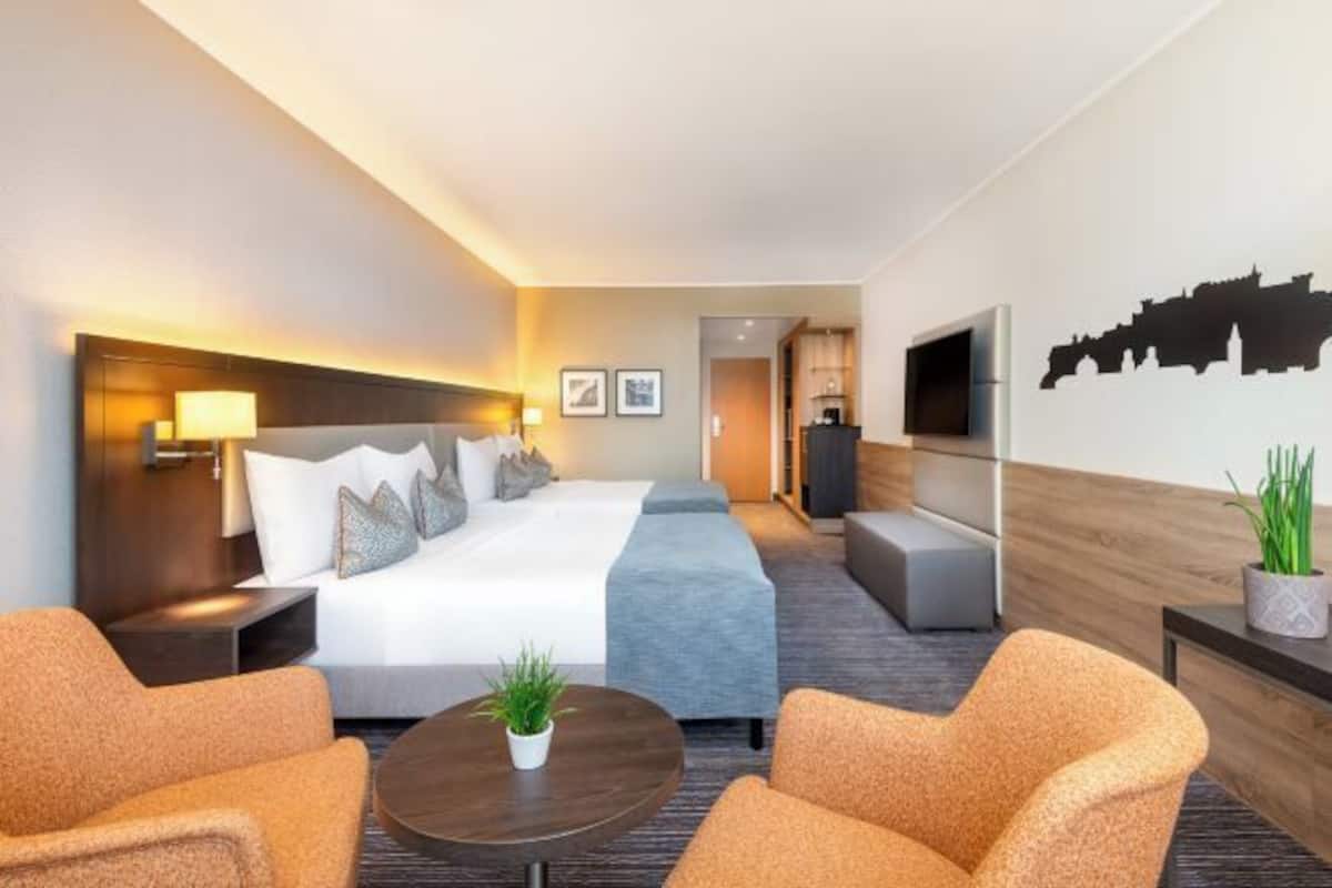Ropa de cama hipoalergénica y caja de seguridad en la habitación