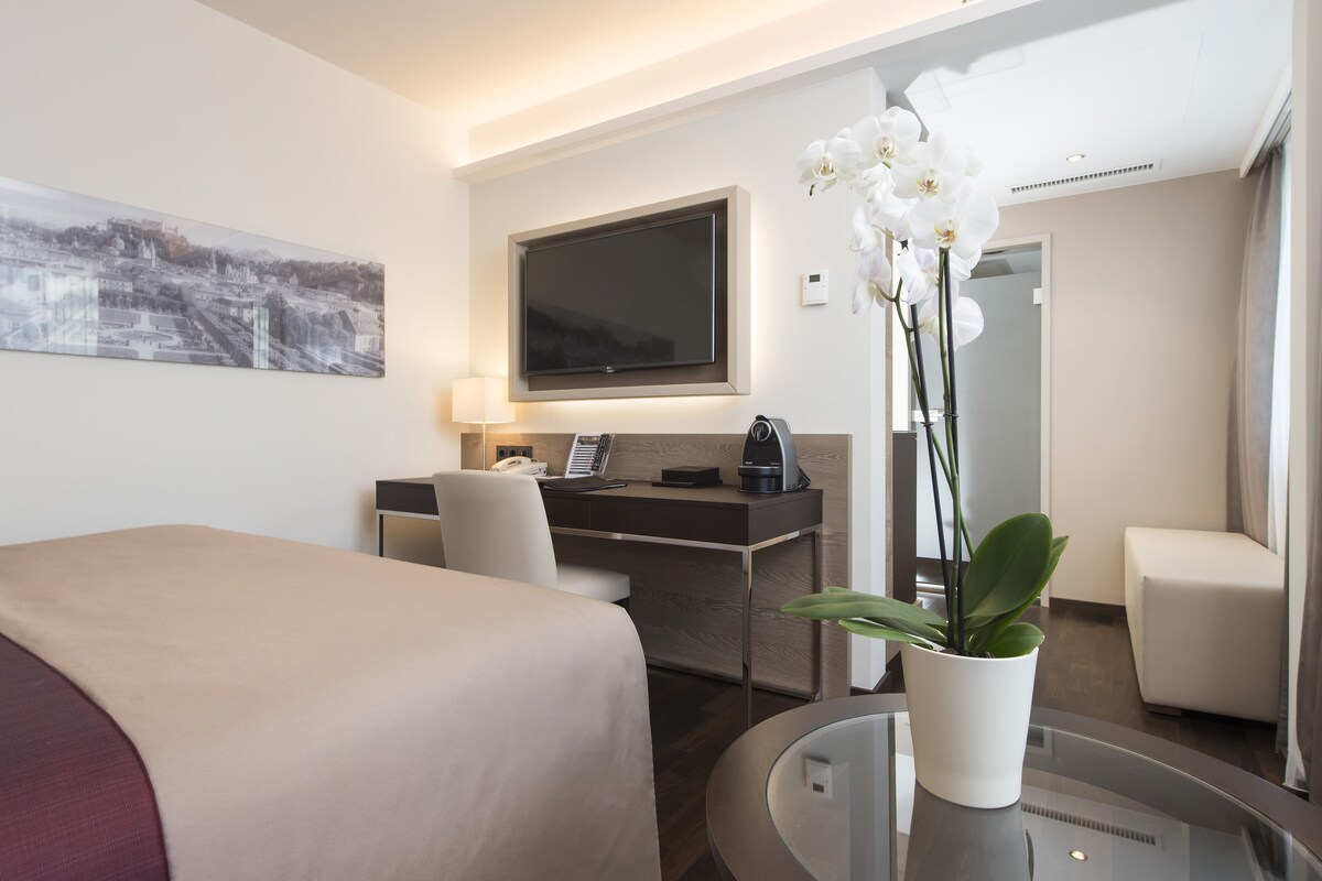 Hypo-allergenic bedding, in-room safe, desk, laptop workspace