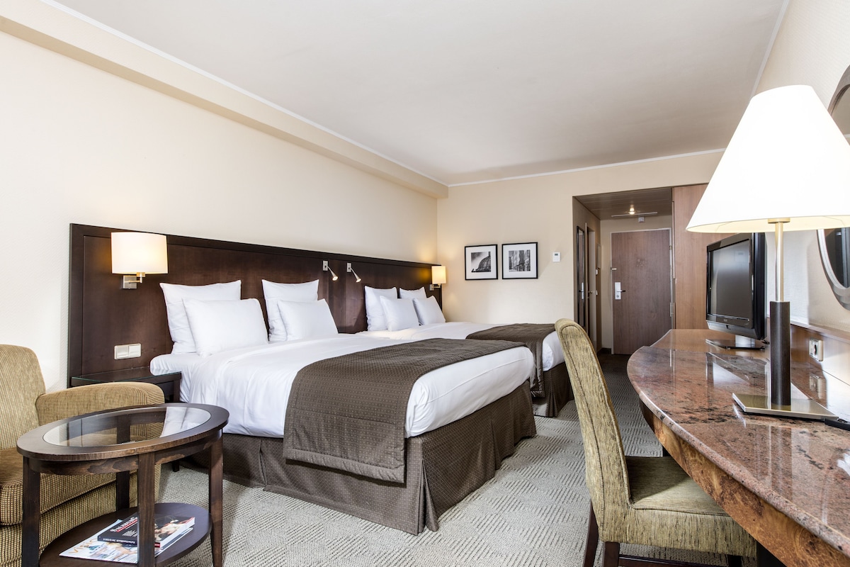 Hypo-allergenic bedding, in-room safe, desk, laptop workspace