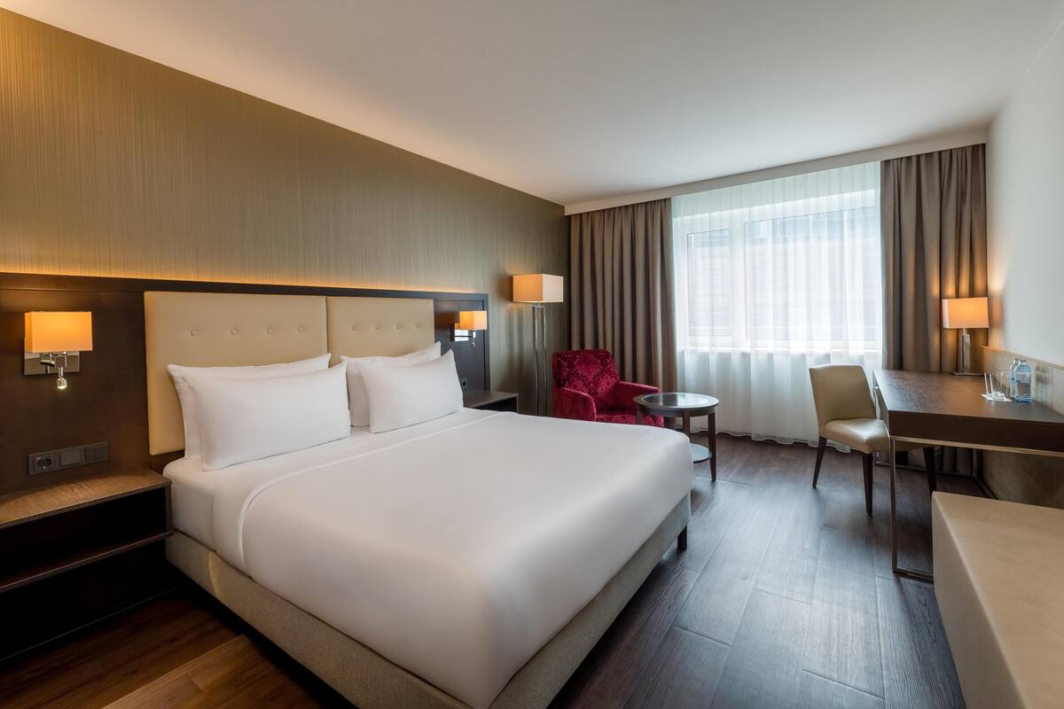 Hypo-allergenic bedding, in-room safe, desk, laptop workspace
