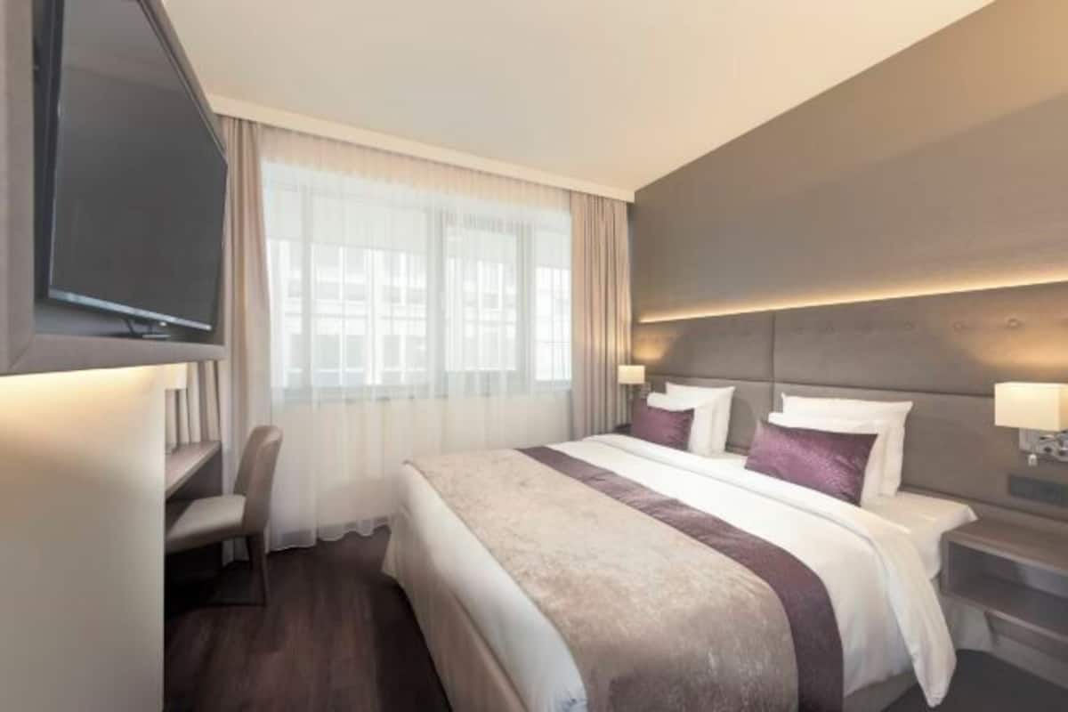 Ropa de cama hipoalergénica y caja de seguridad en la habitación
