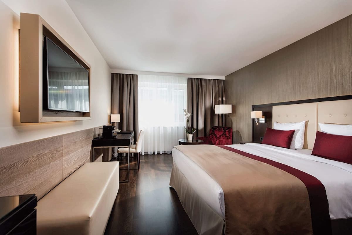 Suite, City View | Hypo-allergenic bedding, in-room safe, individually decorated