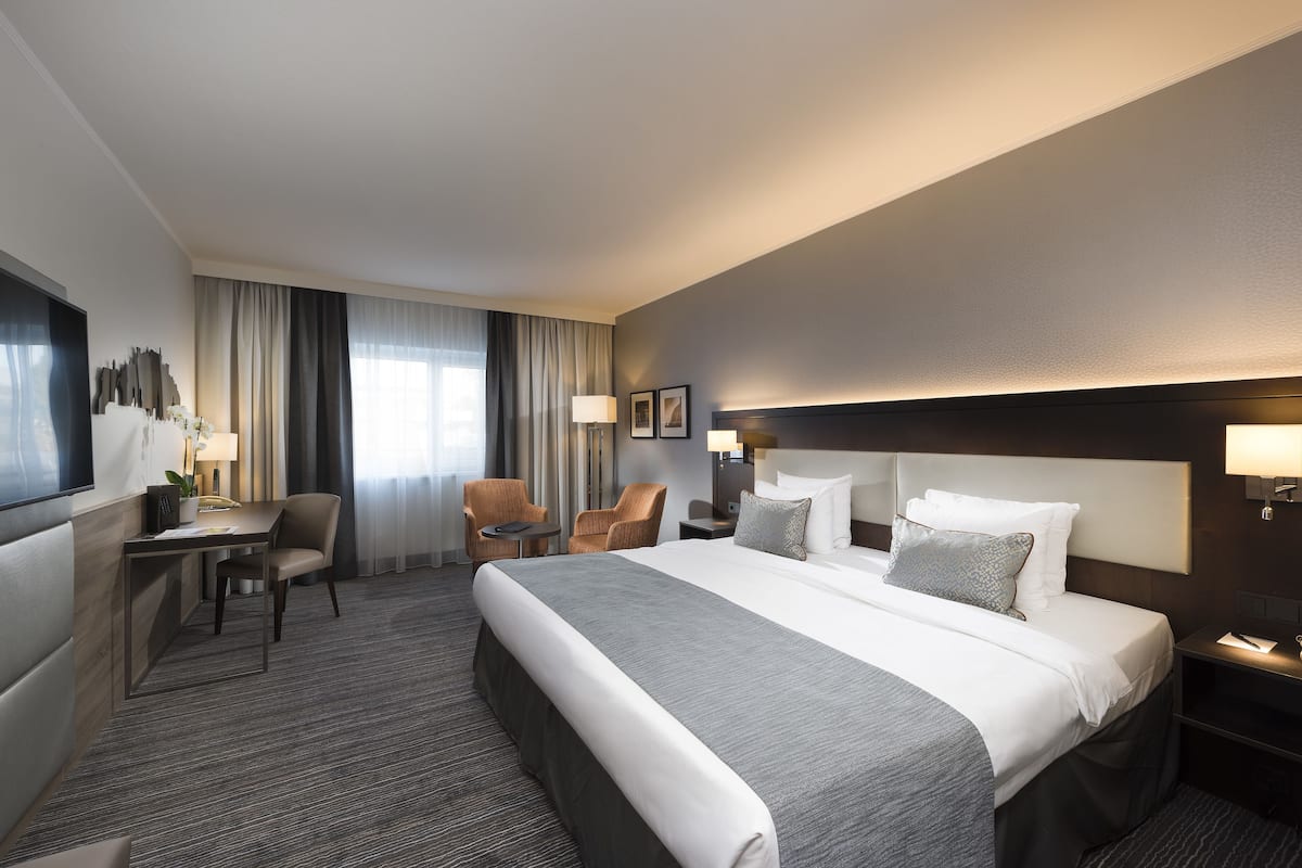 Comfort Room, 1 Queen Bed, Non Smoking | Hypo-allergenic bedding, in-room safe, individually decorated