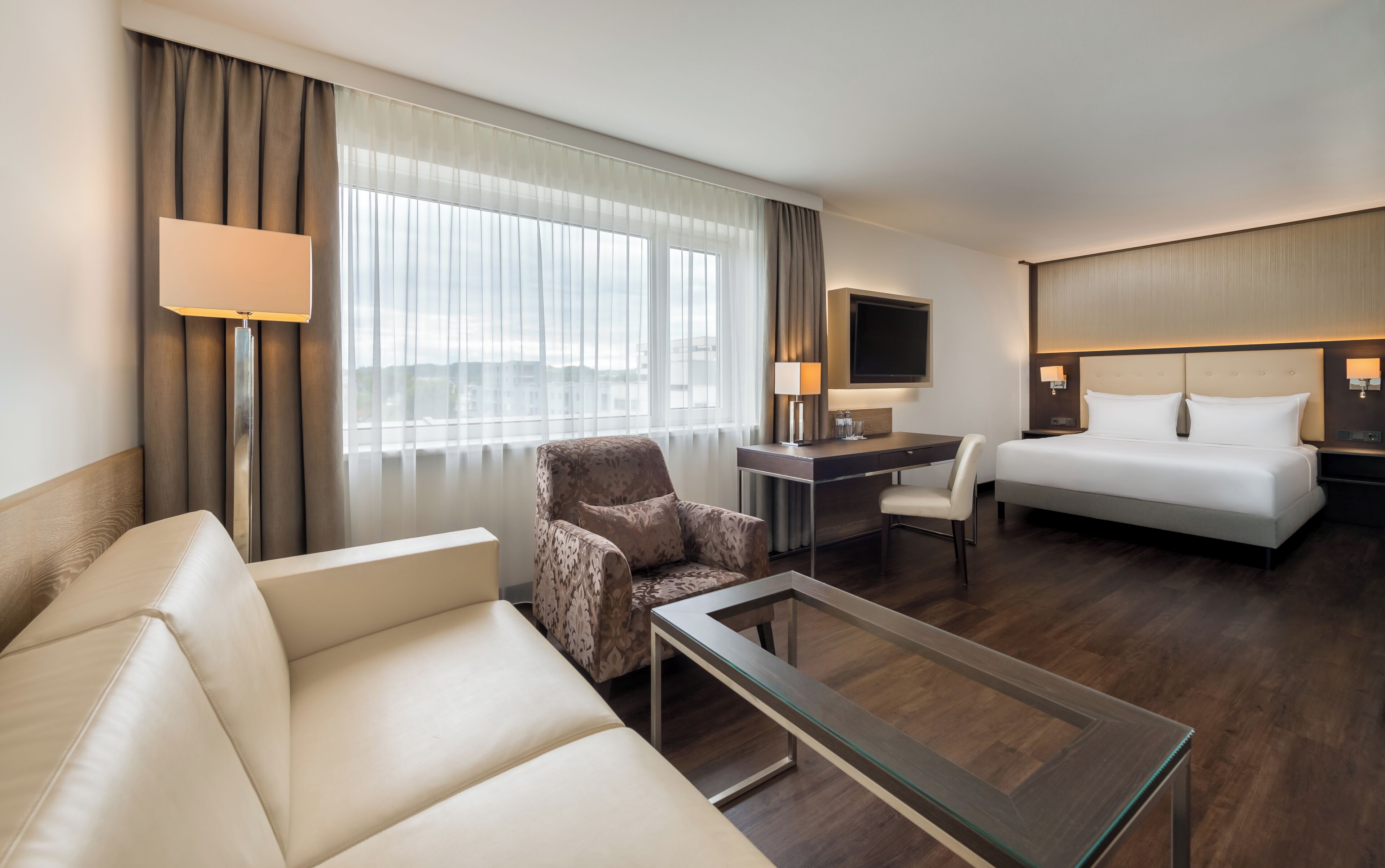Habitación ejecutiva | Ropa de cama hipoalergénica y caja de seguridad en la habitación 