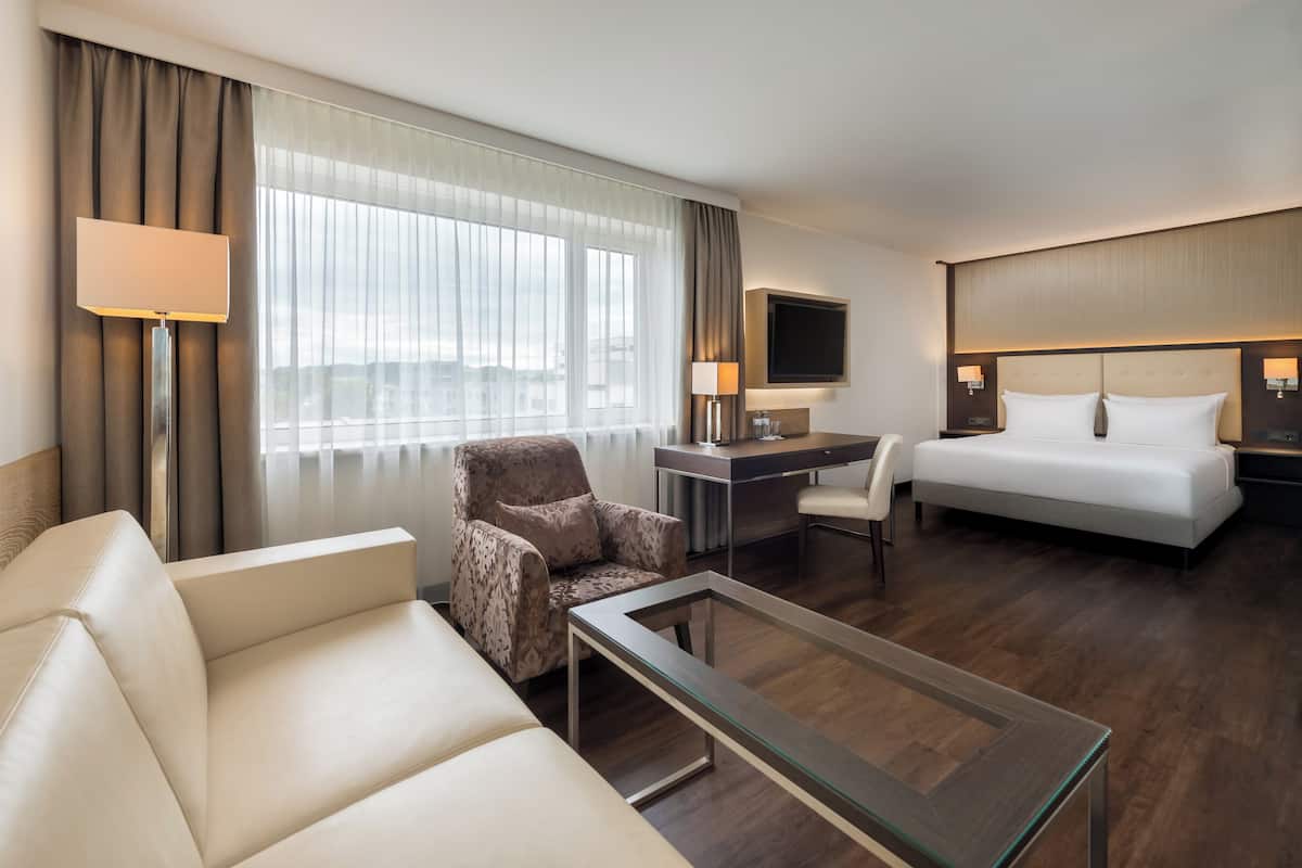 Habitación ejecutiva | Ropa de cama hipoalergénica y caja de seguridad en la habitación