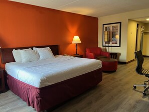 Desk, laptop workspace, iron/ironing board, free WiFi - Clarion Hotel & Conference Center Lansing West (Lansing)