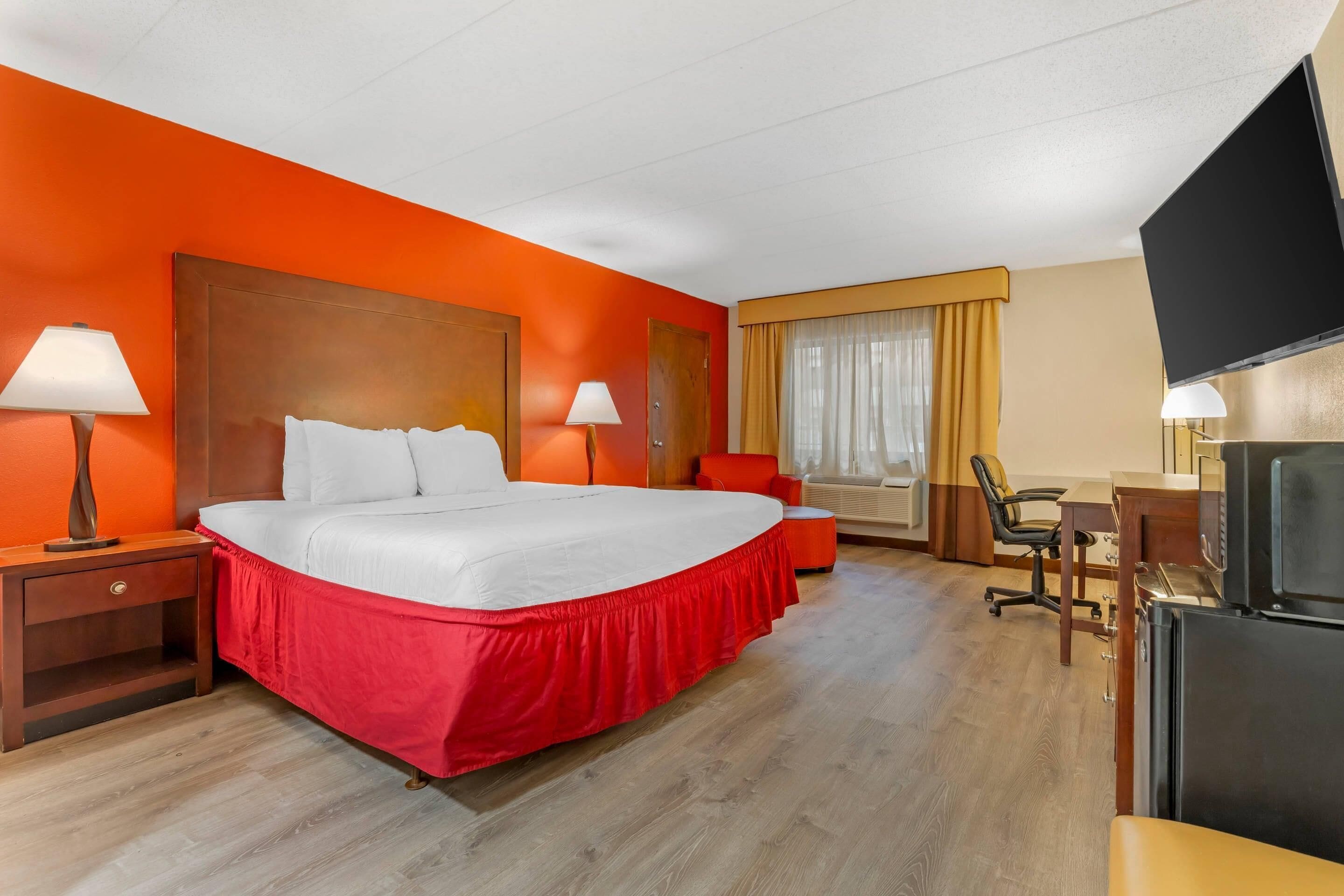 Standard Room, 1 King Bed, Non Smoking | Desk, laptop workspace, iron/ironing board, free WiFi