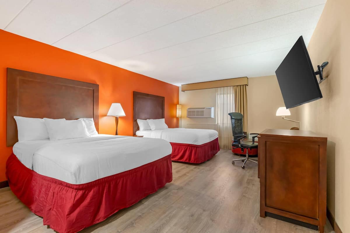 Desk, laptop workspace, iron/ironing board, free WiFi