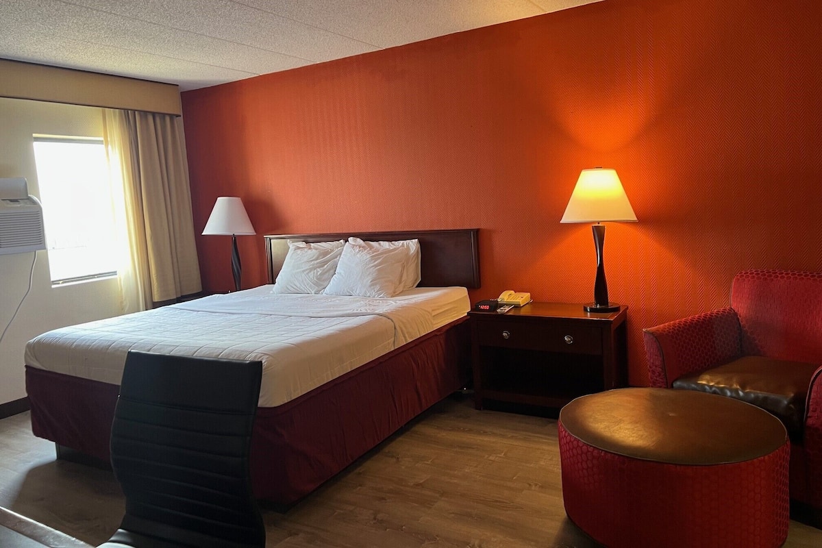 Desk, laptop workspace, iron/ironing board, free WiFi