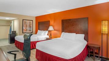 Schreibtisch, laptopgeeigneter Arbeitsplatz, Bügeleisen/Bügelbrett