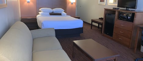 Deluxe Room, 1 Queen Bed, Non Smoking | Premium bedding, pillowtop beds, in-room safe, desk