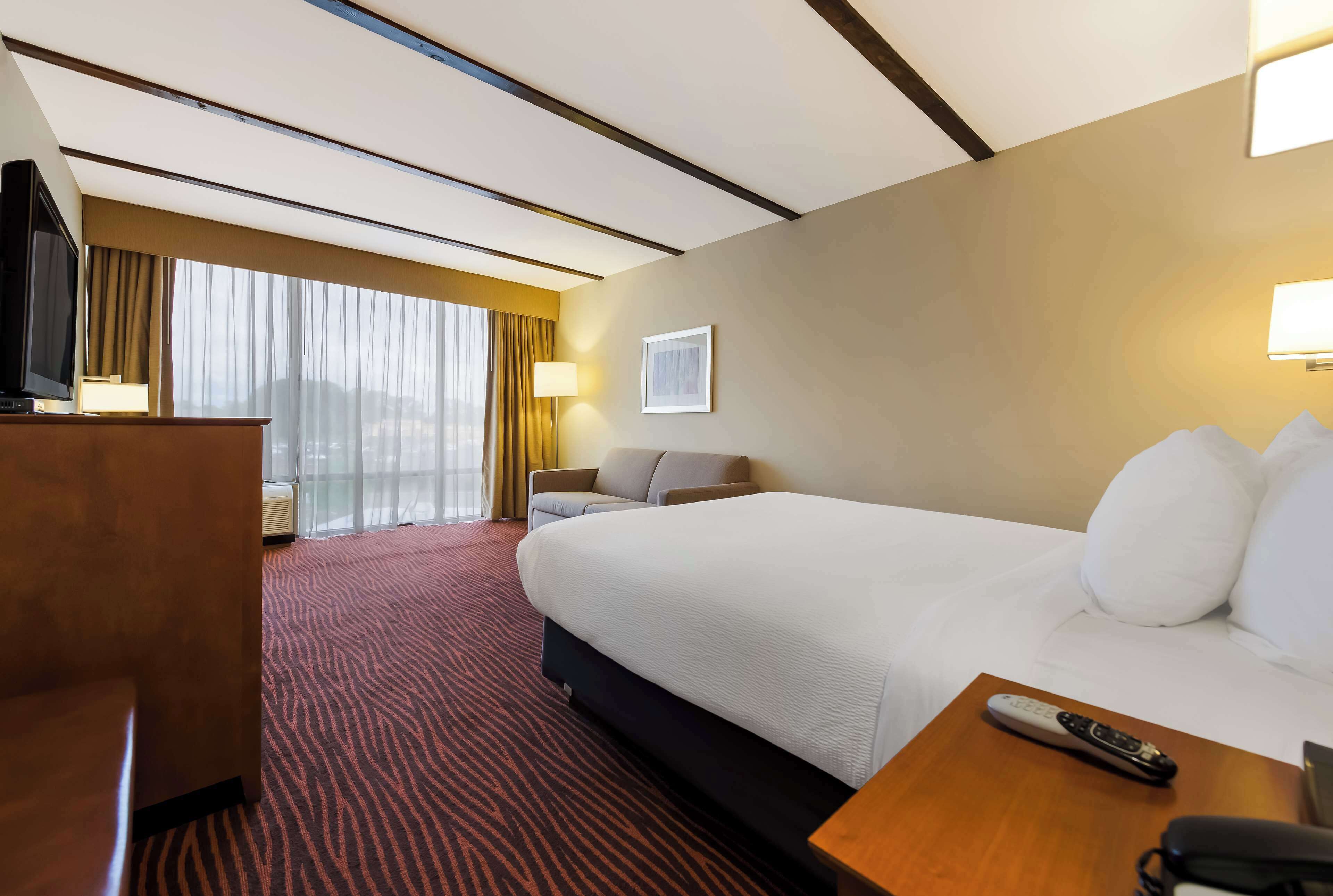 Rom – standard, 1 queensize-seng, ikke-røyk, kjøleskap og mikrobølgeovn (with Sofabed) | Sengetøy av topp kvalitet, senger med overmadrass og safe på rommet