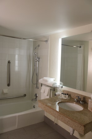 Zimmer, 1 King-Bett, barrierearm, Nichtraucher (Hearing, Bathtub w/ Grab Bars) | Badezimmer