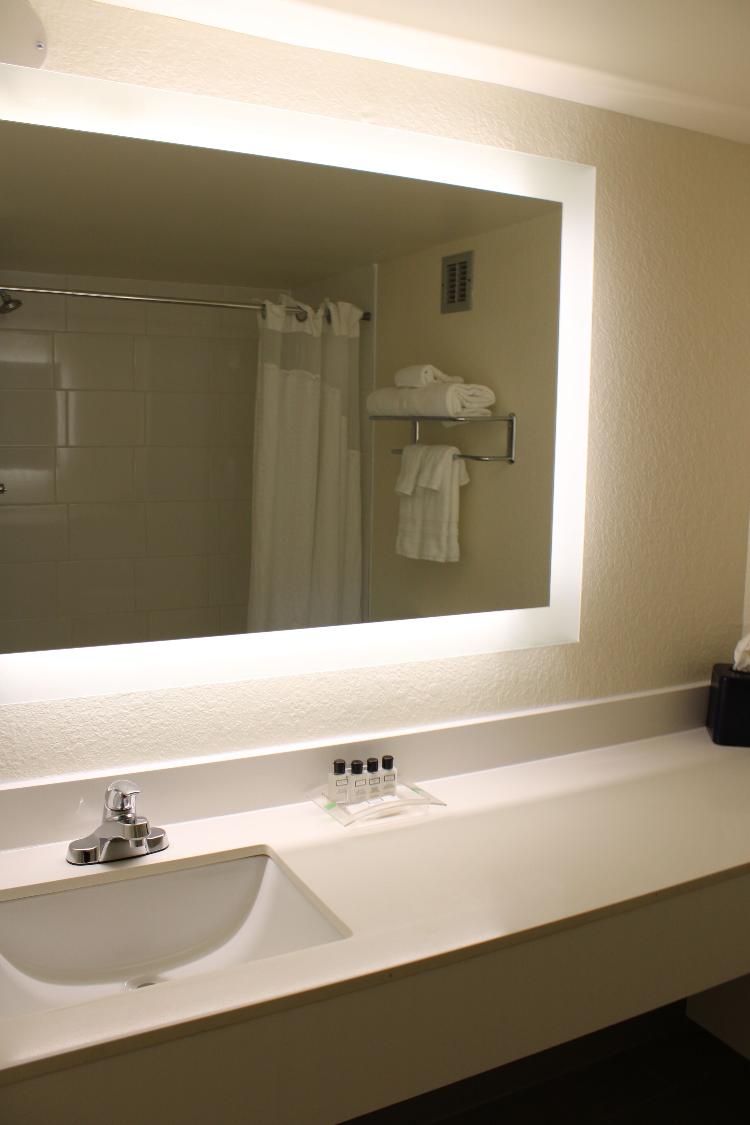 Combined shower/tub, free toiletries, hair dryer, towels