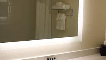 Combined shower/tub, free toiletries, hair dryer, towels