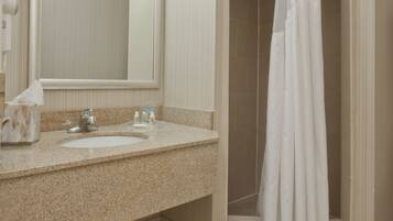 Een bad/douchecombinatie, gratis toiletartikelen, een haardroger