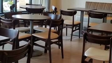 Tägliches Frühstücksbuffet (11 USD pro Person)