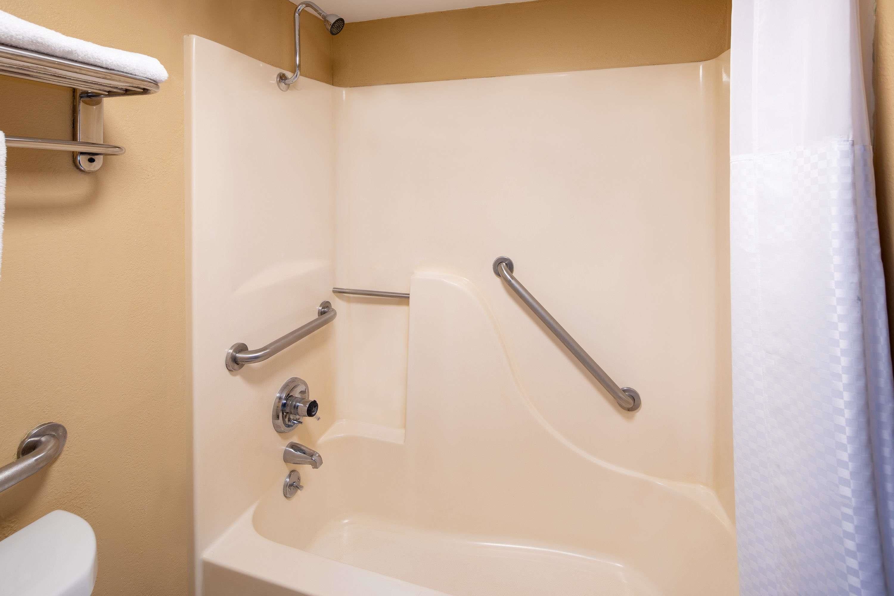 Room, 2 Katil Kelamin (Double), Accessible | Bilik Mandi | Gabungan pancuran/tab mandi, tuala disediakan 