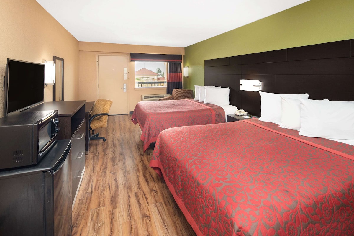 Kamar Standar, 2 Tempat Tidur Queen, Boleh Merokok | Setrika/meja setrika, Wi-Fi gratis, dan seprai linen