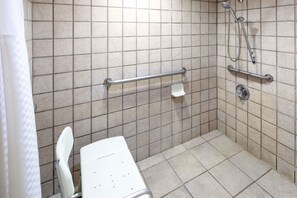 Chambre, 1 très grand lit, accessible aux personnes à mobilité réduite | Douche de la salle de bain