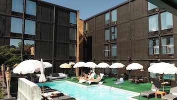 Piscine extérieure (ouverte en saison), parasols de plage