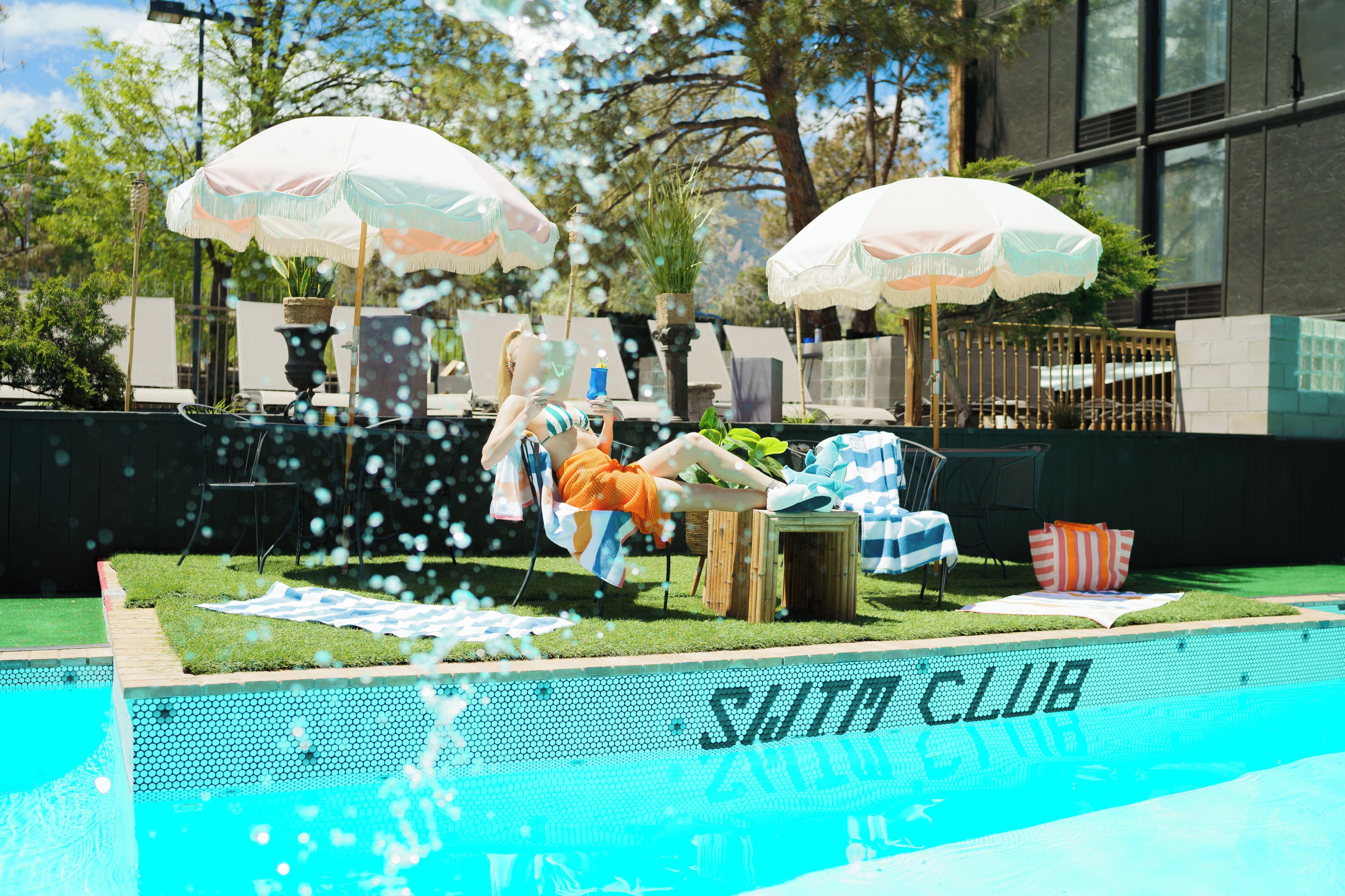 Kolam renang outdoor musiman, dengan payung kolam renang