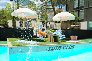 Een seizoensgebonden buitenzwembad en parasols bij het zwembad