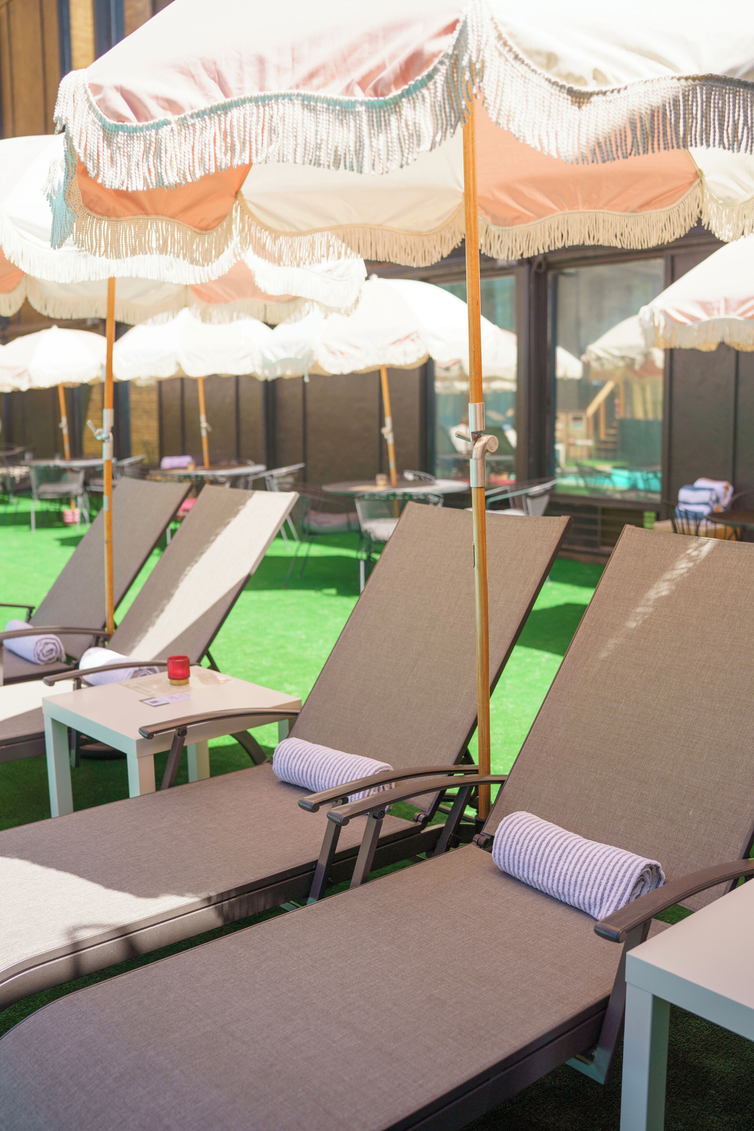 Una piscina al aire libre de temporada, sombrillas
