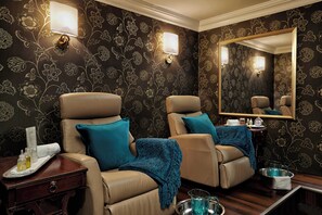 A room with two reclining chairs, a mirror, a tray with toiletries, and a wooden side table. - Algonquin Resort St Andrews by-the-Sea Autograph Collection (St. Andrews)