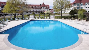 Una piscina techada, una piscina al aire libre de temporada