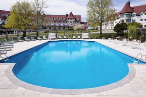 Indoor pool, seasonal outdoor pool, sun loungers - Algonquin Resort St Andrews by-the-Sea Autograph Collection (St. Andrews)