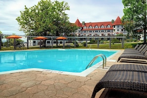 Indoor pool, seasonal outdoor pool, sun loungers