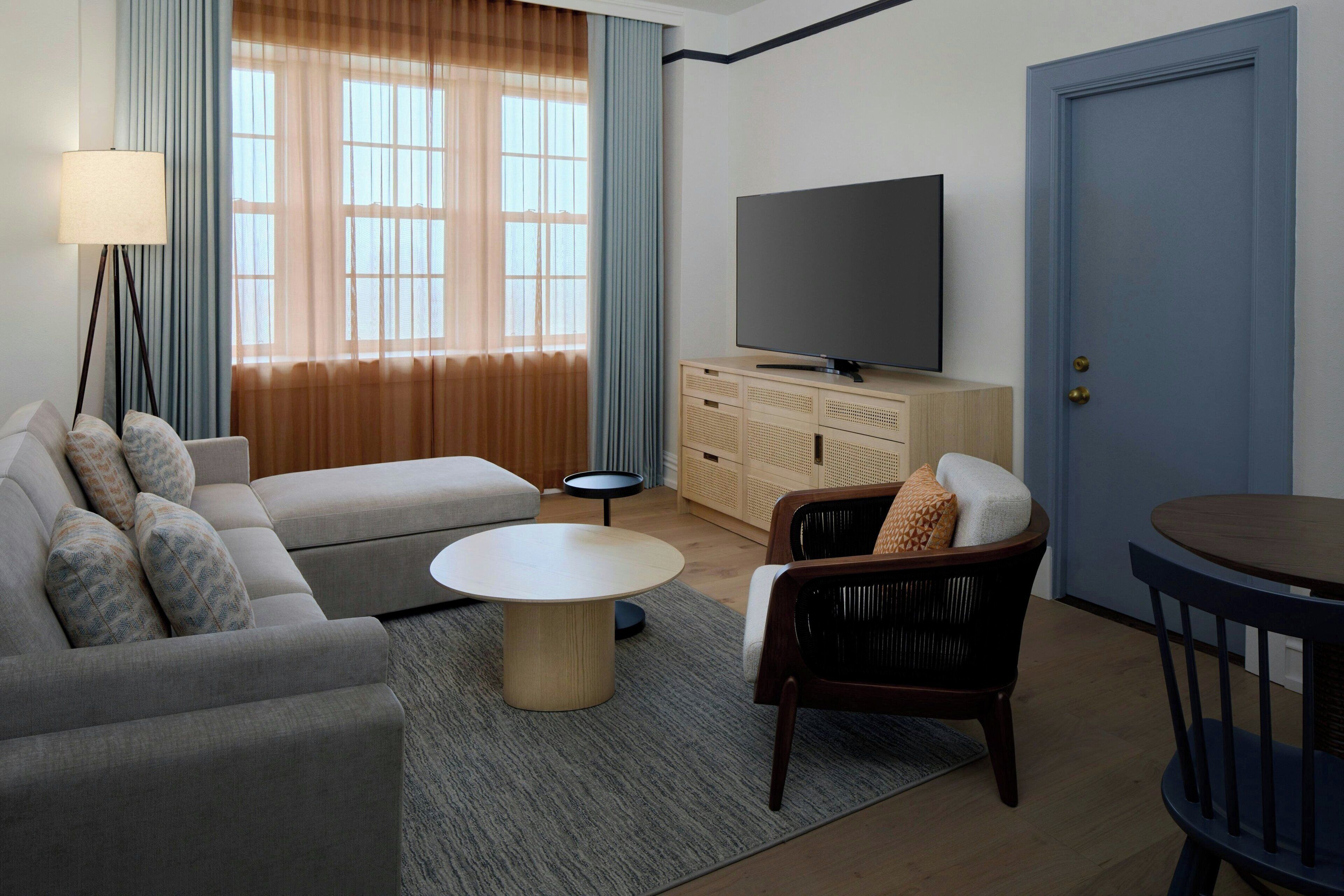 Suite, 1 King Bed with Sofa bed | Living area