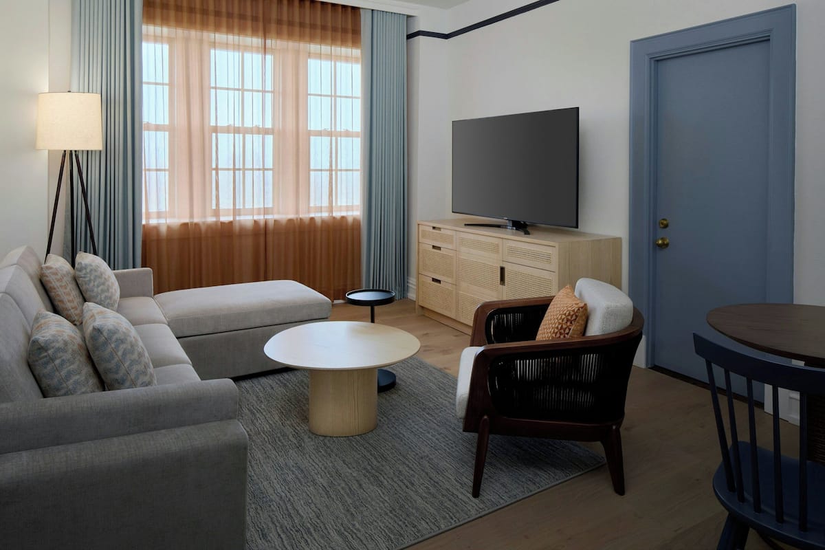 Suite, 1 King Bed with Sofa bed | Living area