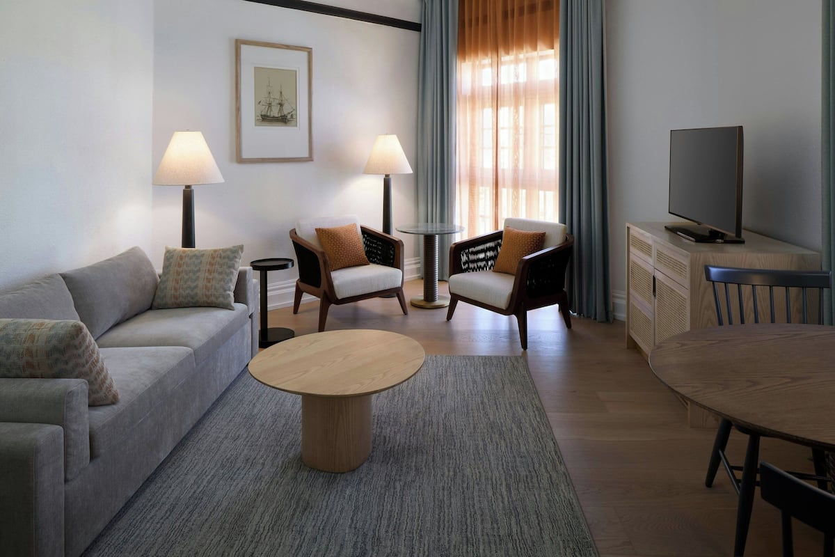 Suite, 1 très grand lit et 1 canapé-lit | Literie de qualité supérieure, coffres-forts dans les chambres