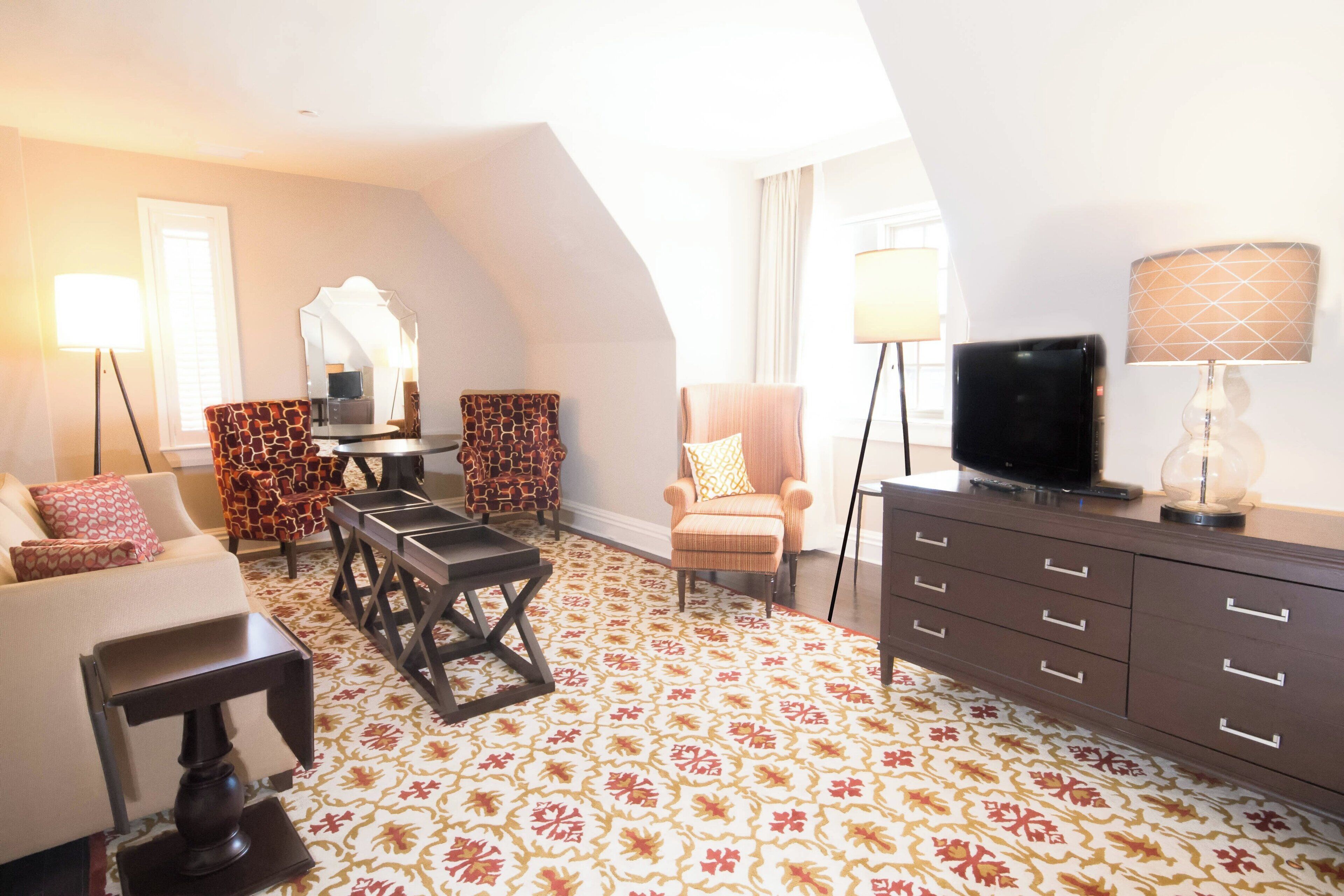 suite, 1 king bed with sofa bed | living area | flat-screen tv