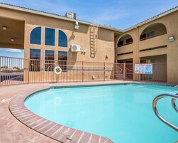 Una piscina al aire libre de temporada