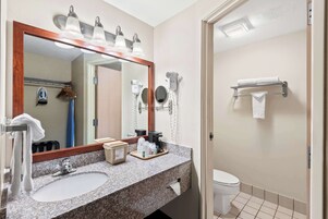 Bañera, artículos de tocador gratuitos, secador de pelo, toallas