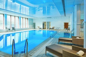 Una piscina cubierta