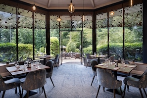 Breakfast, lunch, dinner served; British cuisine