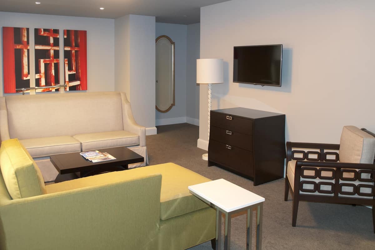 Suite tradicional, 1 cama de matrimonio | Ropa de cama de alta calidad, caja fuerte, escritorio y wifi gratis