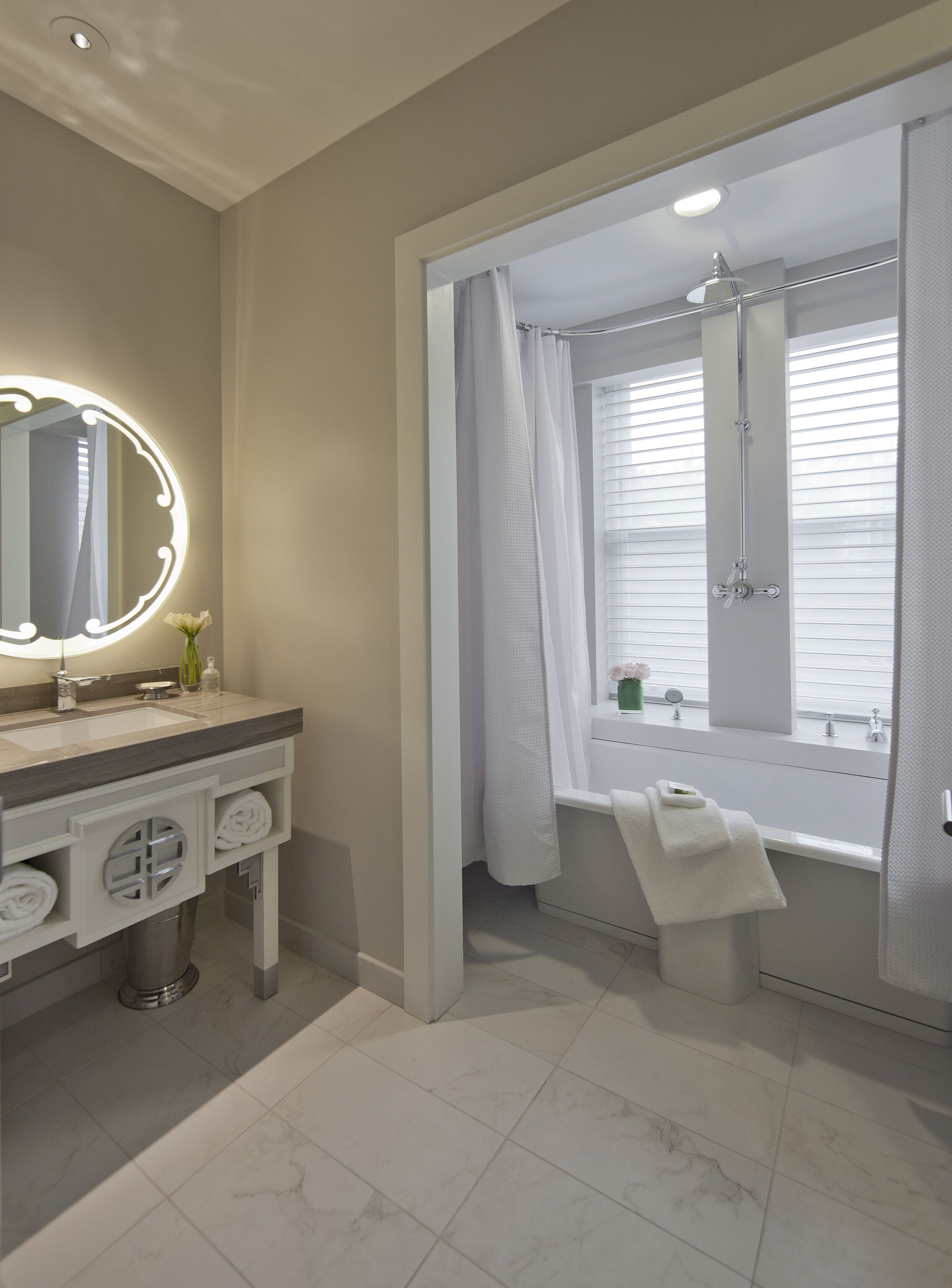 junior suite | bathroom | combined shower/bathtub, free toiletries, hair dryer, towels
