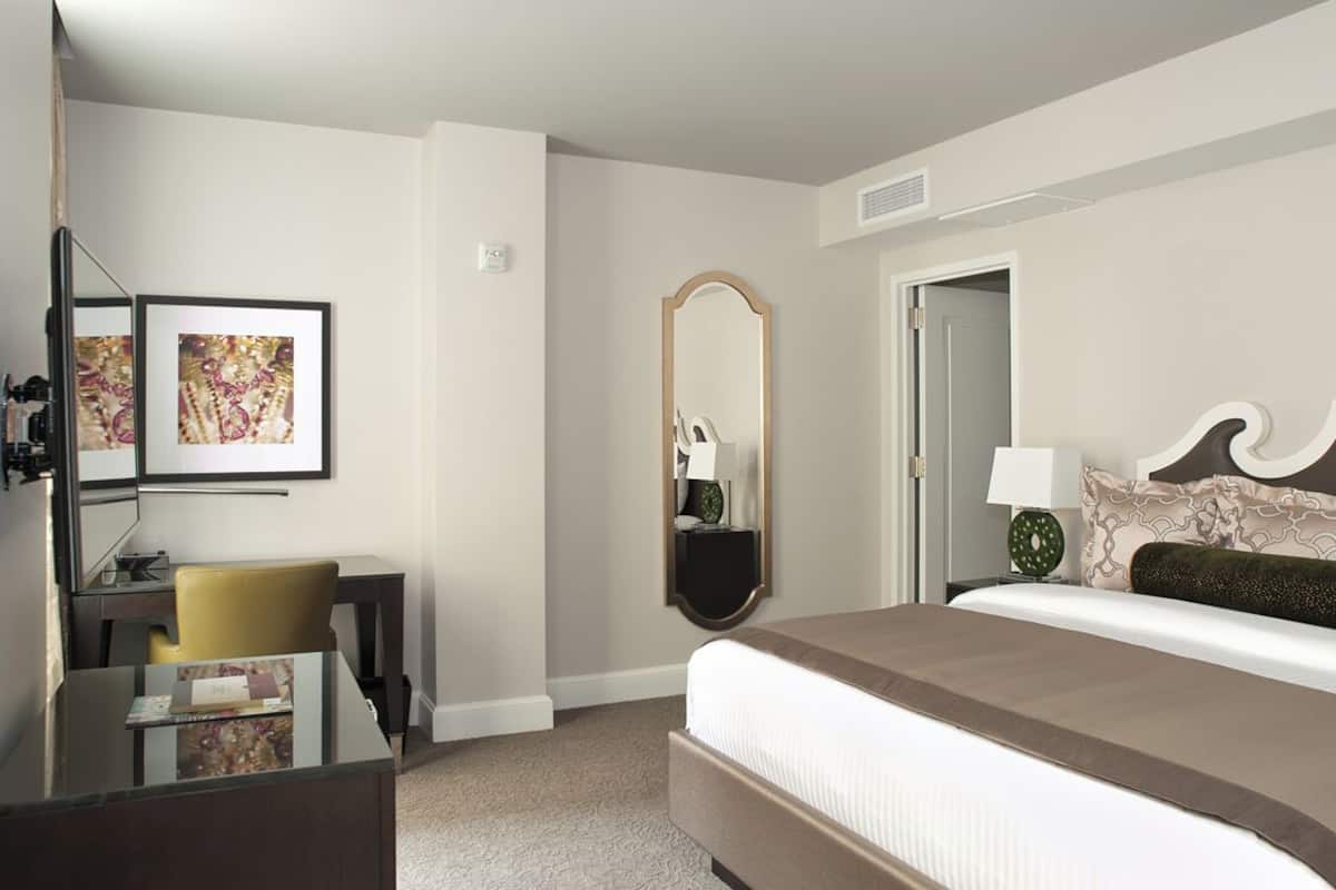 Habitación Deluxe, 1 cama de matrimonio grande | Ropa de cama de alta calidad, caja fuerte, escritorio y wifi gratis