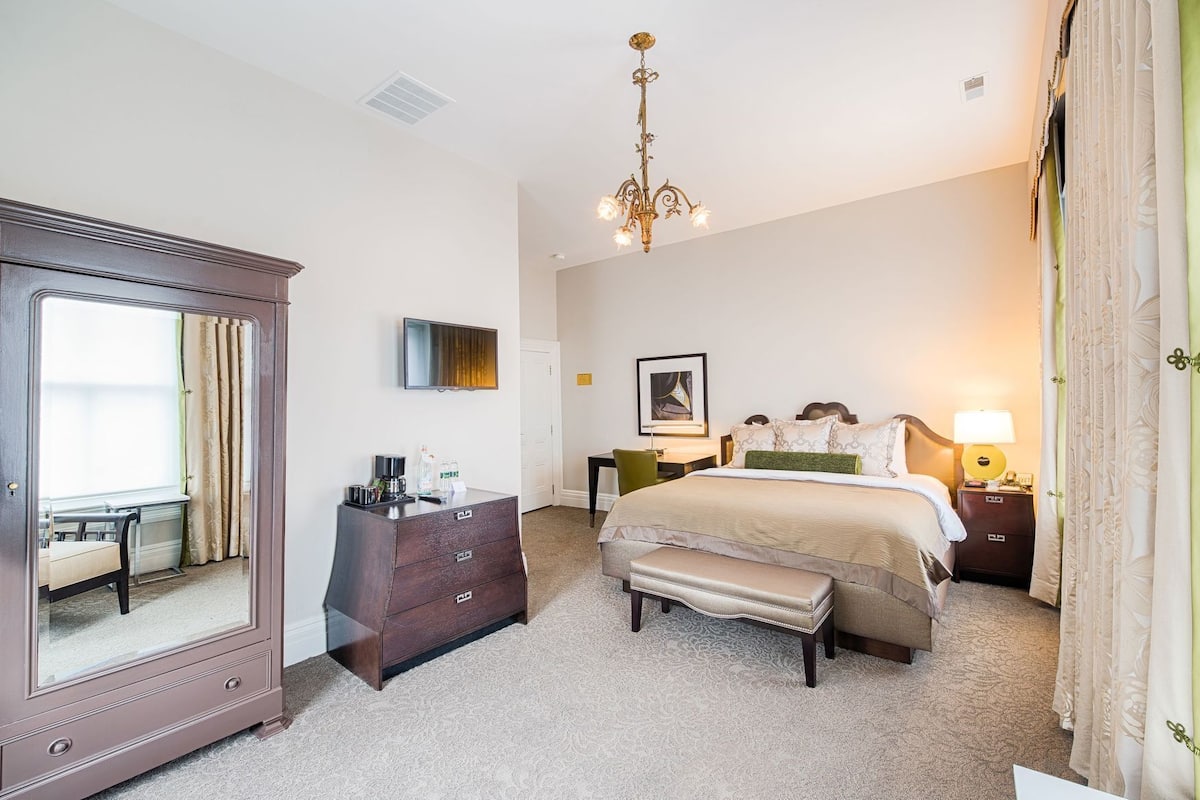 Premium bedding, in-room safe, desk, free WiFi