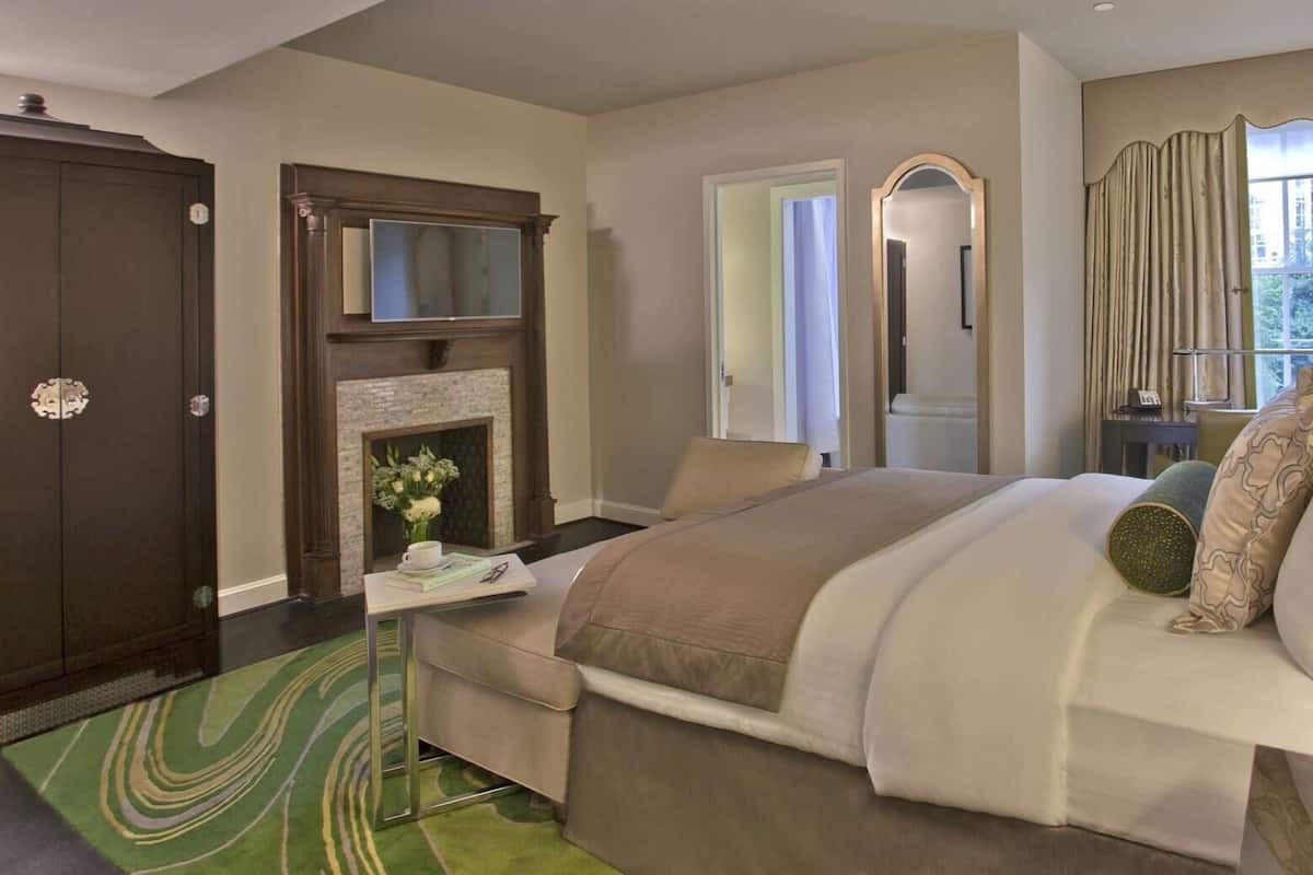 Premium bedding, in-room safe, desk, free WiFi